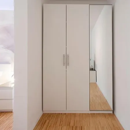 Exclusive 2-room Souterrain *