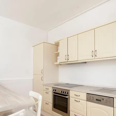 Exclusive 2-room Souterrain