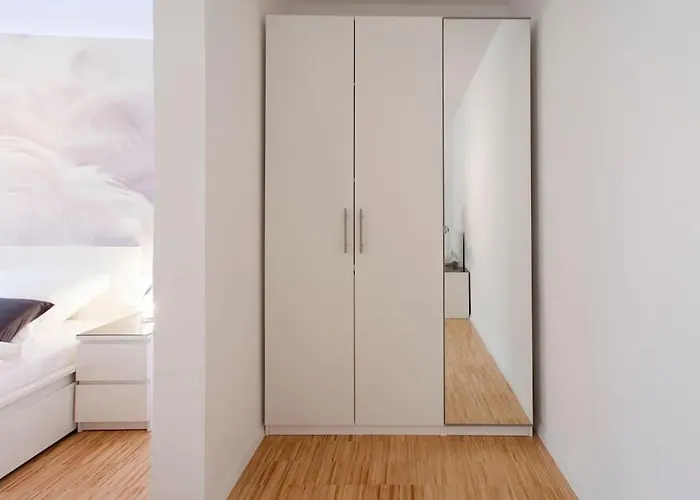 Exclusive 2-room Souterrain *